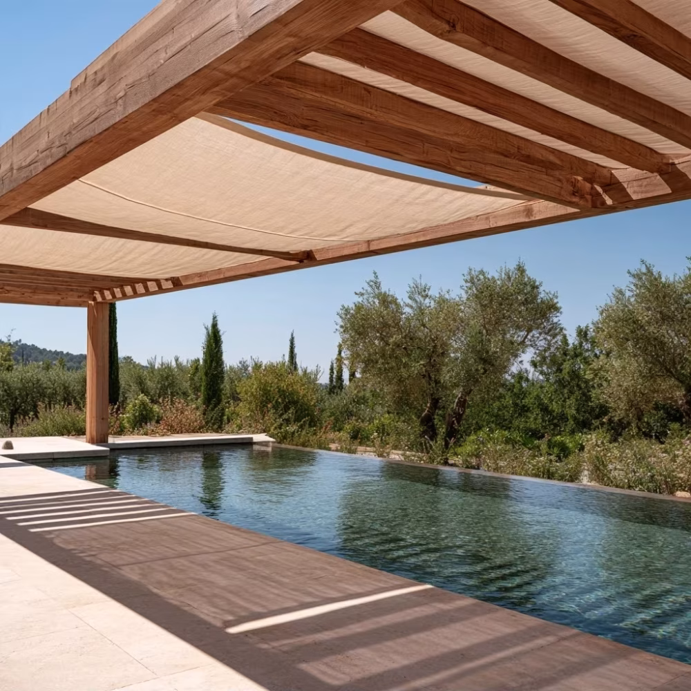 Pergola et voile d’ombrage au bord d’une piscine de jardin en Provence